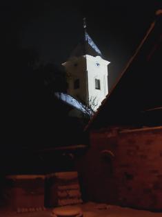 noční pohled na&nbsp;kostel